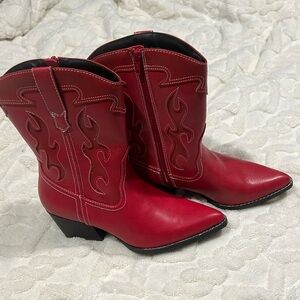 Cute red boots!! Wore twice last Christmas. Surprisingly comfortable and warm.